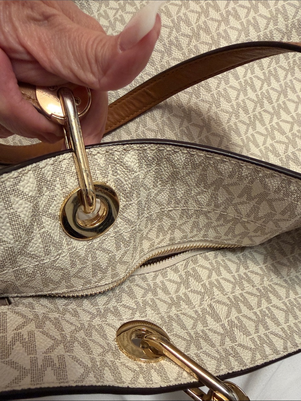Michael Kors Elegant Beige Tote Bag - Picture 10 of 11